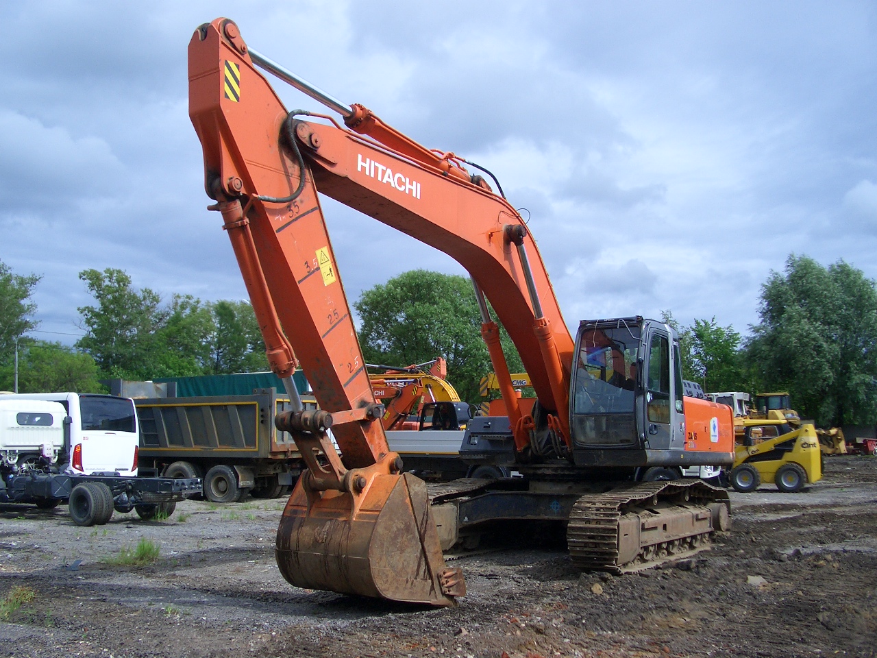 Hitachi_ZX330